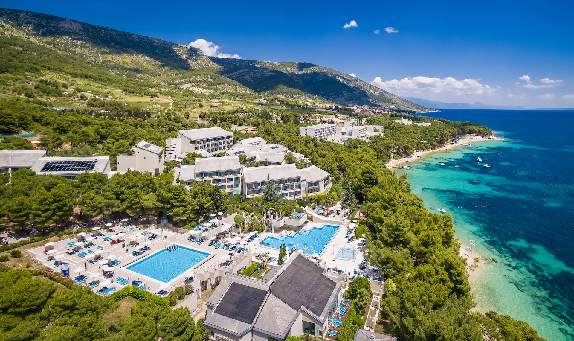 Luftaufnahme vom BRETANIDE mit Poollandschaft